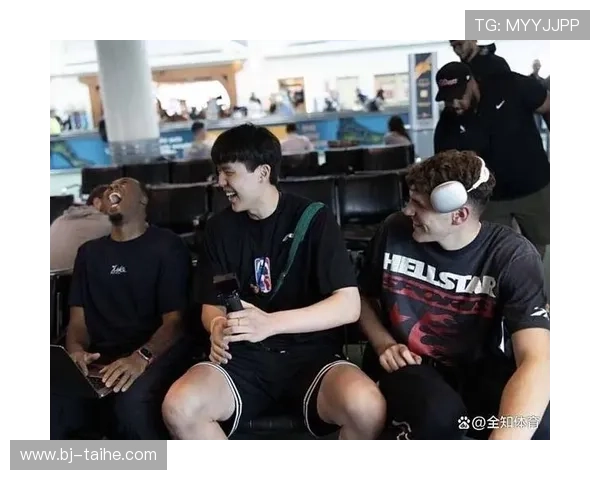 开拓者众将独特穿搭解析 利拉德艺术气息与杨瀚森时尚组合亮眼